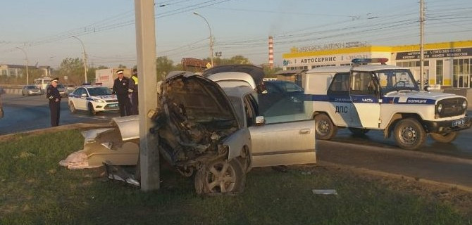 В Новосибирске Subaru врезалась в столб – водитель погиб