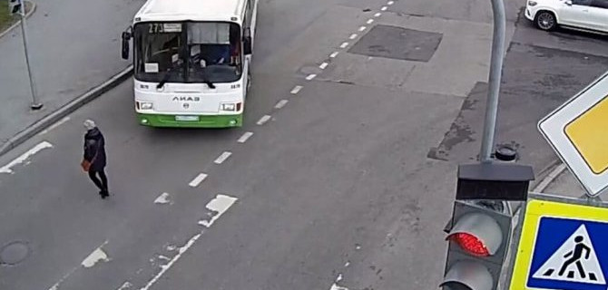 В Пушкине автобус сбил женщину