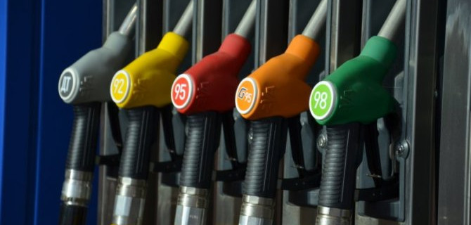 Пандемия: водители России резко снизили расходы на горючее