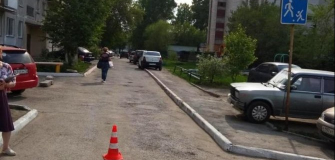 В Новосибирске водитель сбил 2-летнюю девочку и скрылся