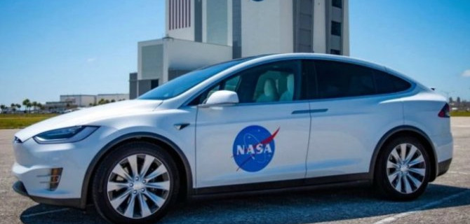 Электромобиль Tesla стал транспортом для астронавтов