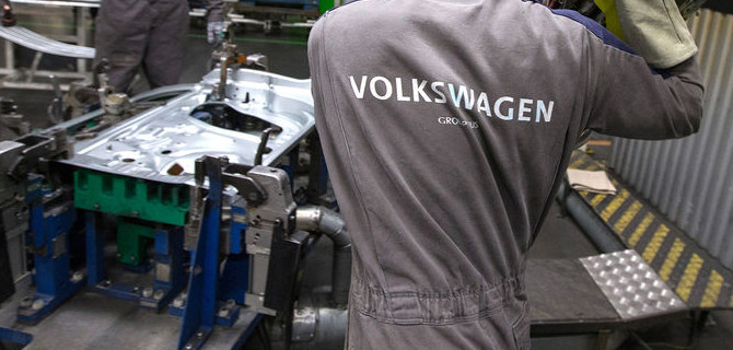 С завода Volkswagen в Калуге захотело уволиться больше людей, чем надо