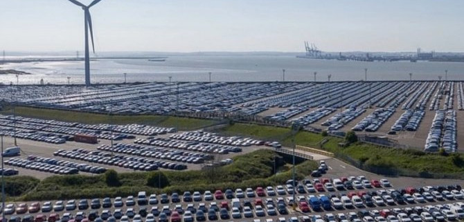 Пандемия: британский порт стал парковкой циклопических размеров