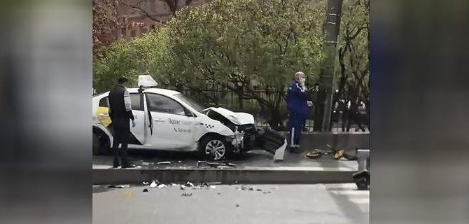 В Петербурге такси на тротуаре насмерть сбило мать на глазах у детей