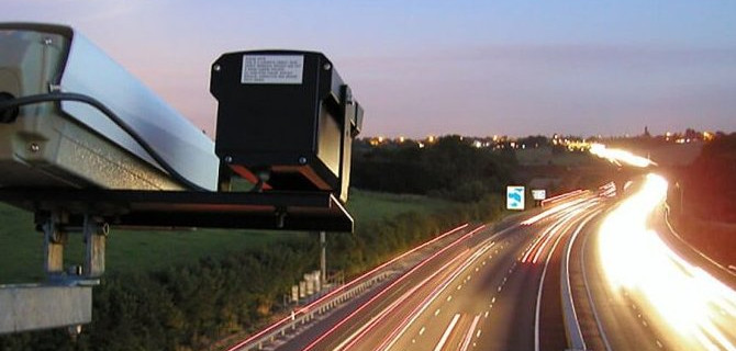 В России предлагают ставить специальные дорожные знаки, обозначающие места, где нет камер