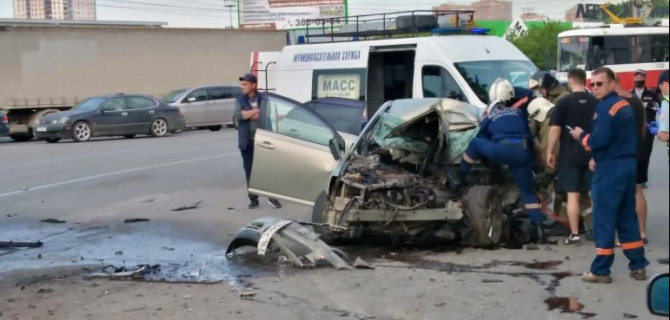 В ДТП с грузовиком в Новосибирске погиб человек