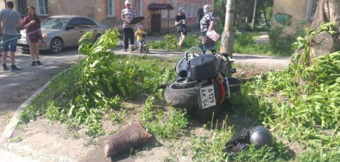 Мотоциклист серьезно пострадал в ДТП в Новосибирске