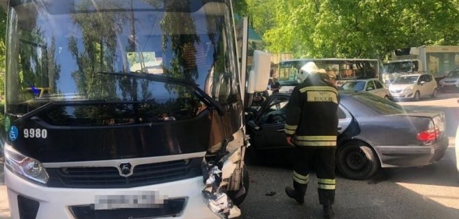 В ДТП с автобусом в Сочи пострадал человек