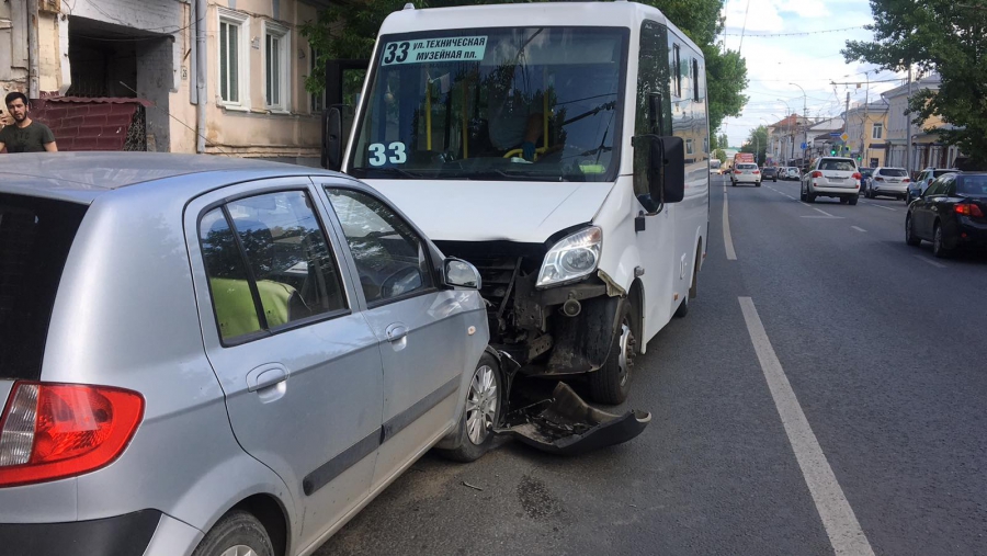 В ДТП с маршруткой в Саратове пострадали человек (1)