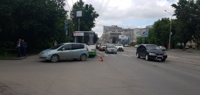 Трое детей пострадали в ДТП с автобусом в Новосибирске