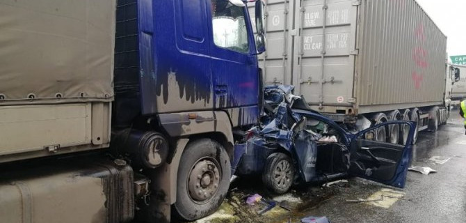 В Нижегородской области фуры раздавили легковушку – погибли двое