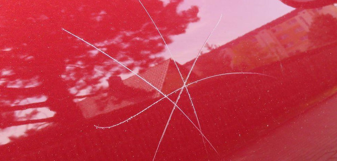 Немецкая полиция неделю выслеживала 7-летнюю девочку, рисовавшую снежинки на автомобилях