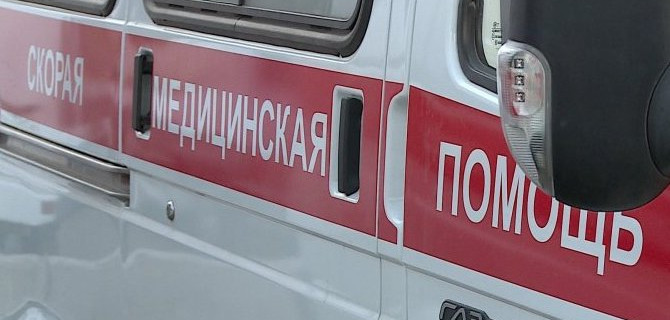 В Курской области иномарка сбила женщину и двух детей на тротуаре