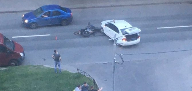 В Петербурге на Есенина столкнулись мотоцикл и автомобиль