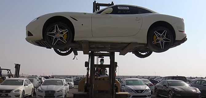 Девушка-блогер нашла «кладбище брошенных суперкаров» в Дубае