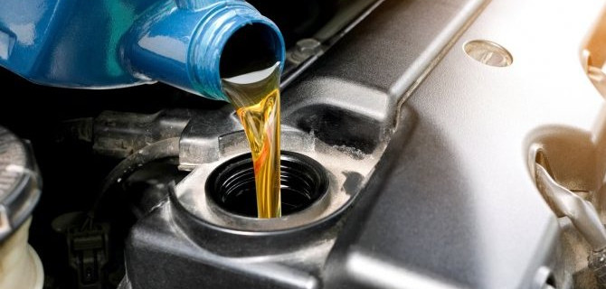 Проверка и доливка моторного масла