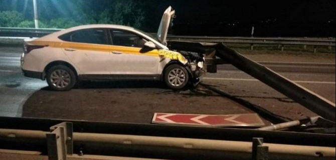 Три человека пострадали в ДТП с такси в Семилукском районе Воронежской области