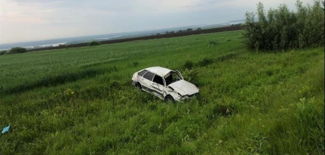 Два человека погибли при опрокидывании автомобиля в Самарской области