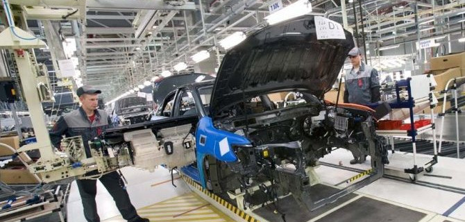 В России вдвое снизилось производство легковушек