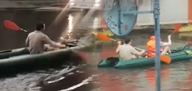 В Кронштадте после сильных дождей горожане стали передвигаться на лодках