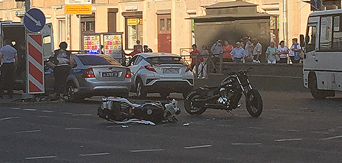 В Петербурге автомобилист пытался проскочить перекрёсток на красный свет и сбил двух мотоциклистов