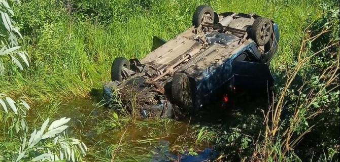 В Курганской области иномарка опрокинулась в болото – водитель погиб