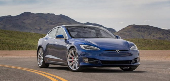 Электромобили Tesla опять «глючат»