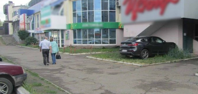 В Ижевске иномарка врезалась в здание – пострадал ребенок