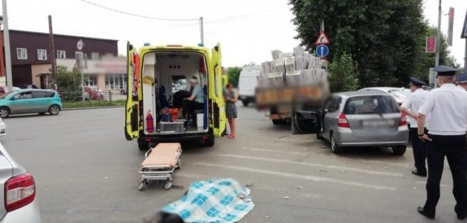 В Томске грузовик сбил трех пешеходов – погиб 18-летний юноша