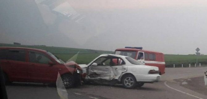 Под Иркутском произошло ДТП, в котором пострадало сразу 10 человек — все ехали в этих двух легковушках