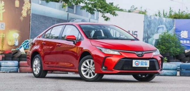Новая Toyota Corolla получила огромный тачскрин-«планшет»