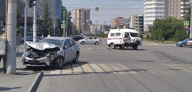 В Челябинске «Скорая помощь» с беременной женщиной перевернулась после ДТП на перекрёстке, видео попало в Сеть
