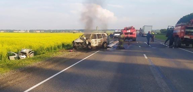 Под Барнаулом столкнулись Land Cruiser Prado и Datsun on-DO - водитель седана погиб, а внедорожник сгорел