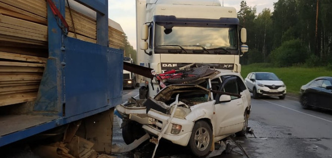 Под Новосибирском стоящий в пробке кроссовер с семьёй внутри зажало между двумя грузовиками — чудом все выжили