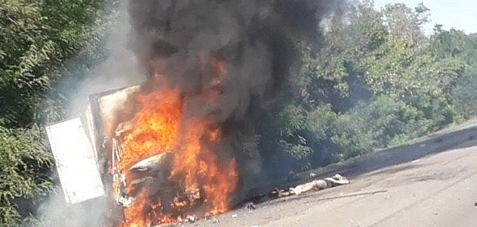 Под Ростовом ВАЗ-2114 на большой скорости врезался в «ГАЗель»: грузовик сгорел, водитель ВАЗа погиб