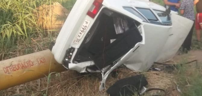 Под Астраханью ВАЗ-2114 вылетел с дороги прямо на газовую трубу