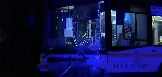 В ДТП с автобусом в Москве погибло два человека. Появилось видео с места аварии