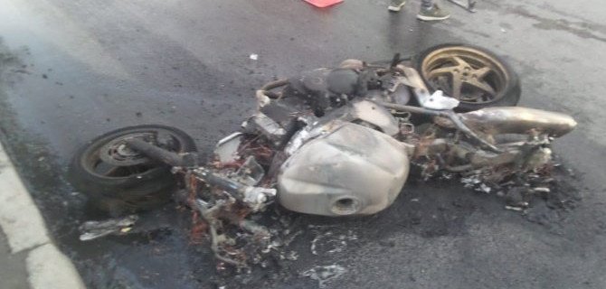 В Екатеринбурге пьяный водитель поехал на красный и сбил мотоциклистов — один человек погиб, машина и мотоцикл сгорели