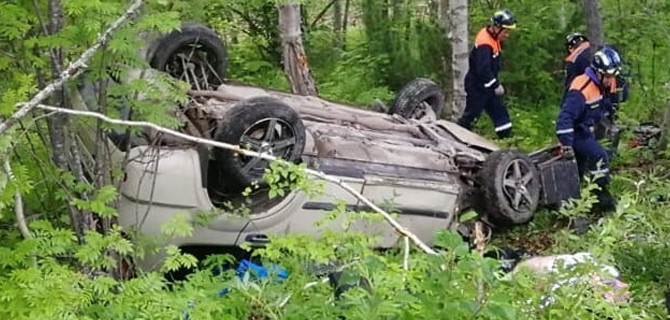 Водитель выпал из автомобиля во время ДТП и был насмерть придавлен своей же машиной