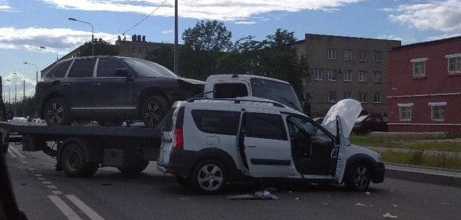 В ДТП с эвакуатором в Колпинском районе погиб водитель