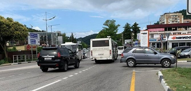 В Сочи автобус выехал на встречную полосу — в ДТП пострадали дети