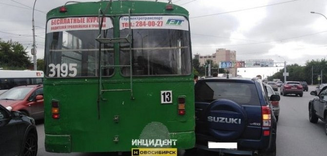 В Новосибирске троллейбус врезался в автомобиль, который ждал ГИБДД после аварии