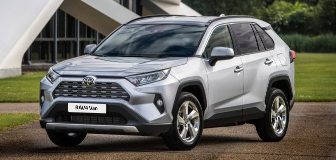 В России появились две новые версии Toyota RAV4