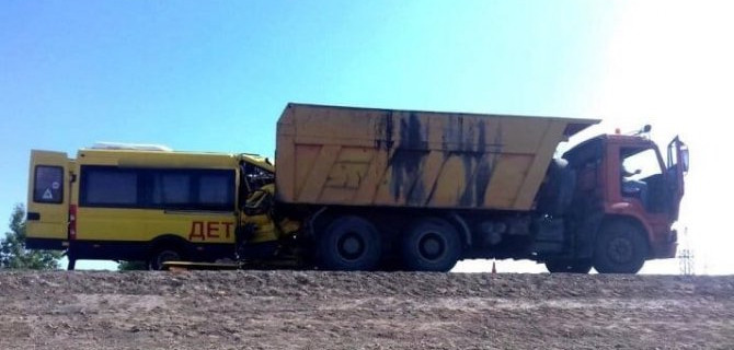 Под Астраханью микроавтобус с выпускницами врезался в «КамАЗ»