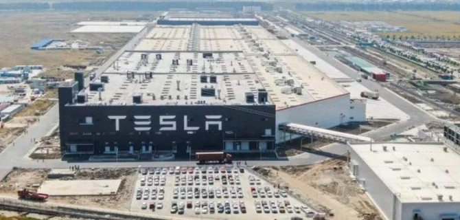 Фирма Tesla приостановит работу своего главного завода