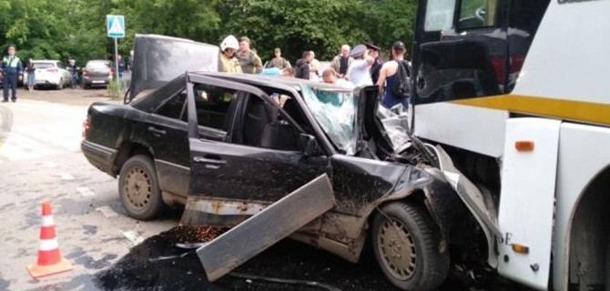 В Подмосковье после столкновения с автобусом погиб водитель легкового «Мерседеса»