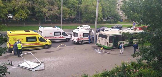 Смертельное ДТП в Москве: автобус въехал в остановку — водитель не справилась с управлением
