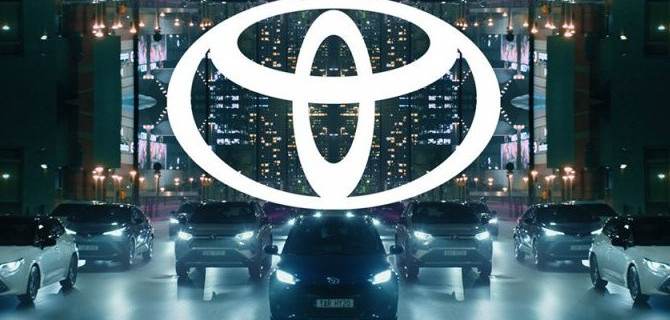Toyota поменяла логотип, максимально его упростив