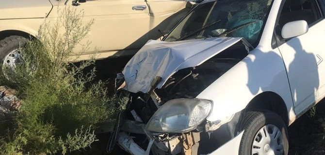 В Улан-Удэ девушка на Toyota Corolla на ровном месте врезалась в стоящую на обочине «Ниву»