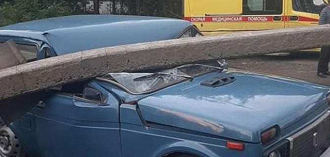 В Челябинске водитель Porsche Cayenne увернулся от столкновения с «Нивой», но уронил на неё бетонный столб